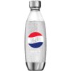 Przezroczysta butelka z metalową zakrętką i podstawą, wypełniona gazowaną wodą, z logo "Pepsi-Cola" w kolorach czerwonym, białym i niebieskim na środku. Na dole butelki widoczny jest napis "SodaStream".
