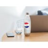 Na zdjęciu znajduje się przezroczysta butelka z napisem "Pepsi Cola" oraz "made by you", stojąca na drewnianym stole obok szklanki z napojem i owocami oraz smartfona. W tle widoczny jest otwarty laptop.