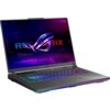 Laptop z otwartym ekranem, na którym widoczna jest grafika z napisem "ROG STRIX" oraz logo producenta. Klawiatura laptopa jest podświetlona w różnych kolorach.