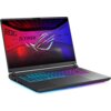 Laptop z podświetlaną klawiaturą wyświetla na ekranie grafikę z logo ROG oraz napisami "ROG STRIX" i "GAMER". Tło ekranu jest w kolorach czerwonym i niebieskim, a na obudowie widoczne jest logo ROG STRIX.