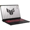 Czarny laptop z podświetlaną na czerwono klawiaturą, otwarty, z widocznym ekranem przedstawiającym logo i napisy: "TUF" oraz "STAY POWERFUL". Obudowa ma nowoczesny design z wyraźnymi liniami i geometrycznymi wzorami.