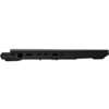 Na zdjęciu widoczny jest bok zamkniętego laptopa z różnymi portami, w tym portem Ethernet, HDMI, dwoma portami USB-C, portem USB-A oraz gniazdem audio. Obudowa laptopa jest w kolorze czarnym z widocznymi otworami wentylacyjnymi.