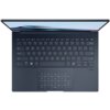 Na zdjęciu widoczna jest klawiatura laptopa z wyraźnie oznaczonymi klawiszami, w tym numeryczną klawiaturą dotykową na touchpadzie. Na ekranie laptopa widoczny jest napis "ASUS Zenbook", a obok touchpada znajduje się logo "Dolby".