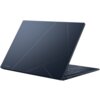 Na zdjęciu widoczny jest laptop z zamkniętą pokrywą, na której znajdują się subtelne, geometryczne linie. W dolnym rogu pokrywy znajduje się napis "ASUS Zenbook".