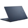 Na zdjęciu widoczny jest laptop w ciemnym kolorze z logo "ASUS Vivobook" na obudowie. Laptop jest częściowo otwarty, ukazując klawiaturę oraz porty po jednej stronie.
