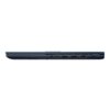 Na zdjęciu widoczny jest zamknięty laptop w kolorze ciemnoniebieskim, ukazany z boku, z widocznymi portami: zasilania, USB-C, dwoma USB-A, HDMI oraz gniazdem audio. Laptop ma smukłą konstrukcję, a na obudowie nie ma widocznych napisów ani logo.