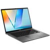 Na zdjęciu widoczny jest laptop z otwartym ekranem, na którym wyświetlany jest kolorowy motyw z napisem "ASUS VIVOBOOK". Klawiatura jest czarna, a obudowa ma metaliczny odcień; logo "ASUS" znajduje się poniżej ekranu.