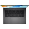 Na zdjęciu widoczny jest otwarty laptop z klawiaturą QWERTY i dużym touchpadem. Na obudowie znajduje się logo "Dolby Atmos".