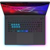 Laptop z otwartym ekranem, na którym widoczny jest napis "ROG STRIX" oraz logo producenta. Klawiatura podświetlona jest w różnych kolorach, z wyraźnie zaznaczonymi klawiszami W, A, S, D.