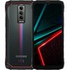 Smartfon z widocznym ekranem o dynamicznym, neonowym wzorze oraz tylną obudową z teksturą przypominającą włókno węglowe, ozdobioną pionowym, niebiesko-czerwonym paskiem. Na obudowie znajduje się logo "DOOGEE" oraz trzy obiektywy aparatu.
