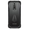 Czarny smartfon z trzema obiektywami aparatu umieszczonymi pionowo na środku tylnej obudowy, z widocznym logo "DOOGEE" na dole. Obudowa ma metaliczny wygląd z geometrycznym wzorem i wzmocnionymi narożnikami.