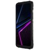 Na zdjęciu widoczny jest czarny smartfon z wyświetlaczem, na którym widać abstrakcyjne wzory w kolorach niebieskim i fioletowym. Bok urządzenia ma kilka przycisków i teksturowane elementy.