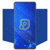 Na zdjęciu widoczny jest smartfon z niebieskim ekranem, na którym znajduje się żółta ikona tarczy z krzyżem i symbolem wirusa. W tle widać niebieski kształt geometryczny.