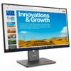 Na zdjęciu widoczny jest monitor marki Lenovo z wyświetlonym slajdem prezentacji zatytułowanym "Innovations & Growth", przedstawiającym krajobraz z turbinami wiatrowymi. Na podstawie monitora znajduje się logo "Lenovo".