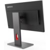Monitor o czarnej obudowie z logo "Lenovo" na tylnej części, zamontowany na szarej podstawie z czerwonym akcentem. Na tylnej części monitora widoczne są porty i otwory wentylacyjne.