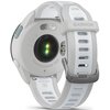 Na zdjęciu widoczny jest tył szarego zegarka sportowego z napisem "FORERUNNER 165" oraz logo "GARMIN" na pasku. W centralnej części znajduje się czujnik z zielonymi diodami, a na pasku widnieje napis "Quick Release 20".