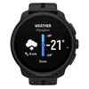 Czarny smartwatch z wyświetlaczem pokazującym prognozę pogody dla Kilpisjärvi: temperatura -21°C, opady śniegu, prędkość wiatru 8 m/s, oraz zakres temperatur od -18°C do -24°C. Na dole ekranu widoczny jest napis "SUUNTO".