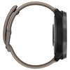 Na zdjęciu widoczny jest smartwatch z beżowym paskiem i czarną kopertą, przedstawiony z profilu. Zapięcie paska jest metaliczne, a na kopercie znajdują się dwa przyciski.