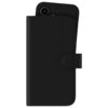 Czarne etui na telefon z klapką, z widocznym wycięciem na aparat w górnym rogu. Etui posiada zapięcie na zatrzask.