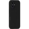 Czarne etui na telefon z dwoma otworami na aparaty fotograficzne i okrągłym wycięciem na lampę błyskową. Na powierzchni etui widoczne są przyciski boczne oraz delikatne logo producenta.