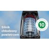 Obraz przedstawia przekrój silnika z widocznymi elementami wewnętrznymi, otoczony niebieskimi liniami symbolizującymi chłodzenie powietrzem. Po lewej stronie znajduje się tekst "Silnik chłodzony powietrzem", a obok widnieje zielona pieczęć z napisem "10 L