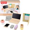 Na zdjęciu znajduje się zestaw zabawek imitujących biuro domowe, w tym drewniany laptop, kubek, myszka, tablet, notatnik i inne akcesoria, zapakowane w pudełko z logo "fisher-price". Na opakowaniu widnieje napis: "Wooden Work from Home Set" oraz zdjęcie d