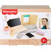 Pudełko z zabawką "Zabawka Biuro domowe FISHER PRICE HXV11" przedstawia drewniany zestaw do pracy z domu, w skład którego wchodzą m.in. laptop, kubki, myszka, telefon i teczka. Na opakowaniu widnieje logo "fisher-price" oraz oznaczenie "9 Pcs." i "3+", a 