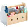 Drewniana skrzynka z narzędziami zawiera różnorodne zabawkowe narzędzia, takie jak młotek, klucz, piła i buteleczka, z widocznym logo "fisher-price" na boku. Skrzynka ma otwory i uchwyt, a jej boczne ścianki ozdobione są wzorem w białe krzyżyki.