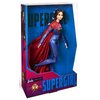 Pudełko zawiera lalkę ubraną w niebiesko-czerwony kostium z peleryną, a na opakowaniu widnieje napis "Barbie Signature" oraz "SUPERGIRL". W tle opakowania znajduje się wzór z powtarzającym się napisem "SUPERGIRL".