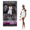 Na zdjęciu znajduje się lalka w białym stroju sportowym z rakietą tenisową, umieszczona w pudełku z napisem "VENUS WILLIAMS" oraz "Barbie Signature Inspiring Women Mattel". Obok pudełka widoczna jest ta sama lalka poza opakowaniem, trzymająca rakietę z lo