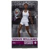 Lalka Barbie przedstawia postać w stroju tenisowym, trzymającą rakietę z piłką, na tle czarno-białego zdjęcia kortu tenisowego. Na opakowaniu widnieje napis: "VENUS WILLIAMS", "Barbie Signature", "INSPIRING WOMEN", oraz logo "MATTEL".