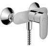 Chromowana bateria prysznicowa o nowoczesnym designie z widocznym logo "hansgrohe" na uchwycie, posiadająca oznaczenia temperatury wody w postaci niebieskiej i czerwonej kropki. Produkt jest przymocowany do ściany i połączony z wężem prysznicowym.