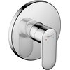 Chromowana bateria prysznicowa o nowoczesnym designie, z okrągłą płytą montażową i prostokątną dźwignią. Na dźwigni widoczne jest logo "hansgrohe" oraz oznaczenia temperatury wody: niebieska i czerwona kropka.