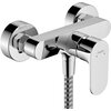 Chromowana bateria prysznicowa o nowoczesnym designie, z widocznym logo "hansgrohe" na uchwycie. Produkt ma gładką powierzchnię i prostą formę, z wężem prysznicowym przymocowanym do dolnej części.