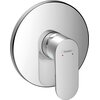 Chromowana bateria prysznicowa z okrągłą płytą montażową i prostokątną dźwignią, na której widnieje logo "hansgrohe" oraz oznaczenia temperatury wody: niebieska kropka dla zimnej i czerwona dla ciepłej.