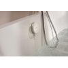Na zdjęciu widoczny jest biały odpływ wody z logo "Hansgrohe" na białej powierzchni, z którego wypływa woda do wanny. Obok znajduje się metalowy wąż prysznicowy zanurzony w wodzie.