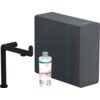 Czarna matowa bateria z filtrem, obok której znajduje się ciemnoszare pudełko z zielonym akcentem oraz butelka z napisem "hansgrohe claro HARMONY". Na pudełku widoczne jest logo "hansgrohe".