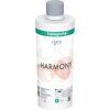 Biała butelka z szarym korkiem, na której widnieje zielony pasek z napisem "hansgrohe" oraz logo "claro SWISS". Na etykiecie znajduje się duży napis "HARMONY" oraz informacje o produkcie, takie jak pojemność 300 litrów i czas użytkowania 6 miesięcy.