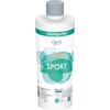 Biała butelka z szarym korkiem, na której widnieje zielony napis "hansgrohe" oraz logo "claro swiss". Na etykiecie znajduje się turkusowy wzór z białym napisem "SPORT", a poniżej informacje o produkcie, takie jak pojemność 300 litrów i czas użytkowania 6 