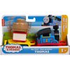Opakowanie zabawki przedstawia kolorową lokomotywę z numerem "1" oraz wagonik z ładunkiem w postaci beczki i książek. Na opakowaniu widnieje logo "THOMAS & FRIENDS" oraz napisy "My First - Mon premier THOMAS" i "PUSH ALONG JOUET À POUSSER", a także oznacz