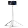 Biały uchwyt selfie TECH-PROTECT L09S Tripod z rozłożonymi nogami, na którym zamocowany jest smartfon w pozycji poziomej. Uchwyt ma teleskopowy wysięgnik i stabilną podstawę.