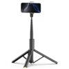 Czarny uchwyt selfie TECH-PROTECT L09S Tripod z rozłożonymi nogami, na którym zamocowany jest smartfon w pozycji poziomej. Produkt ma teleskopowy wysięgnik i gumowe zakończenia nóg dla stabilności.