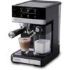 Czarny ekspres do kawy z panelem dotykowym, na którym widoczne są ikony napojów takich jak espresso, cappuccino i latte oraz funkcje +Espresso, +Froth i Clean. Na tacy ociekowej stoi szklanka z kawą, a obok znajduje się pojemnik z mlekiem; na obudowie wid