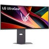 Monitor LG UltraGear z zakrzywionym ekranem wyświetla kolorową grafikę z logo "LG UltraGear" w lewym górnym rogu. Monitor jest zamontowany na prostokątnej podstawie z otworem w środku.