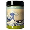 Puszka z herbatą ozdobiona grafiką przedstawiającą falę w stylu japońskim, z widocznym napisem "JAPAN MATCHA" na górze etykiety. Wieczko puszki jest czarne, a dolna część ma zielony kolor.