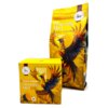 Na zdjęciu widoczne są opakowania kapsułek kawy "Morning Bird Cafe Crema" z grafiką kolorowego ptaka. Na opakowaniach znajduje się tekst: "SINGLE ORIGIN Morning Bird CAFE CREMA" oraz logo z napisem "WŁOSKA MIESZANKA NAJWYŻSZEJ JAKOŚCI".