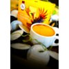 Na zdjęciu znajduje się żółte opakowanie kapsułek z kawą "Morning Bird Cafe Crema 10 szt." z kolorowym wizerunkiem ptaka, obok filiżanki z kawą i rozrzuconych kapsułek. Na opakowaniu widoczny jest napis "SINGLE ORIGIN" oraz logo z napisem "PALARNIA KAWY W