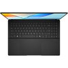 Czarny laptop z widoczną klawiaturą QWERTY, dużym touchpadem i ekranem wyświetlającym kolorowy gradient. Na obudowie znajduje się napis "Harman Kardon".