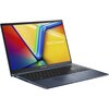 Na zdjęciu widoczny jest otwarty laptop z kolorowym ekranem, na którym wyświetlany jest napis "ASUS Vivobook". Obudowa laptopa jest w ciemnym kolorze, a klawiatura posiada pełnowymiarowe klawisze.