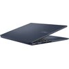 Na zdjęciu widoczny jest częściowo zamknięty laptop w kolorze ciemnoniebieskim, z widocznym logo "ASUS Vivobook" na pokrywie. Laptop ma smukłą konstrukcję, a na boku obudowy znajdują się porty i otwory wentylacyjne.